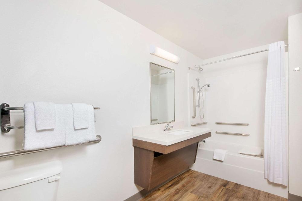 Quadruple Room with Two Queen Beds and Tub - Disability Access/Non Smoking interior